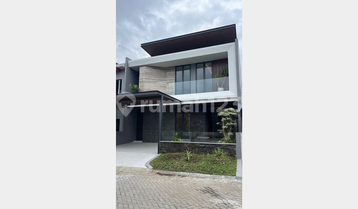 RUMAH MEWAH BARU SEMI FURNISH PRIVATE BALCONY DI CITRALAND UTAMA SURABAYA