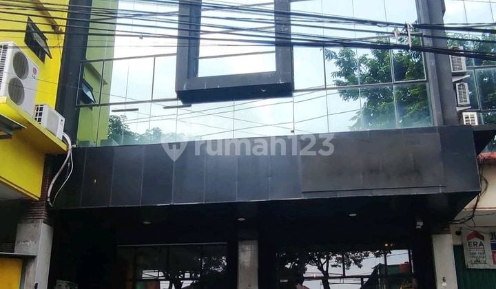 3-story shophouse on Jl. Kartini, downtown Semarang. 3-story shophouse on Jl. Kartini, downtown Semarang.