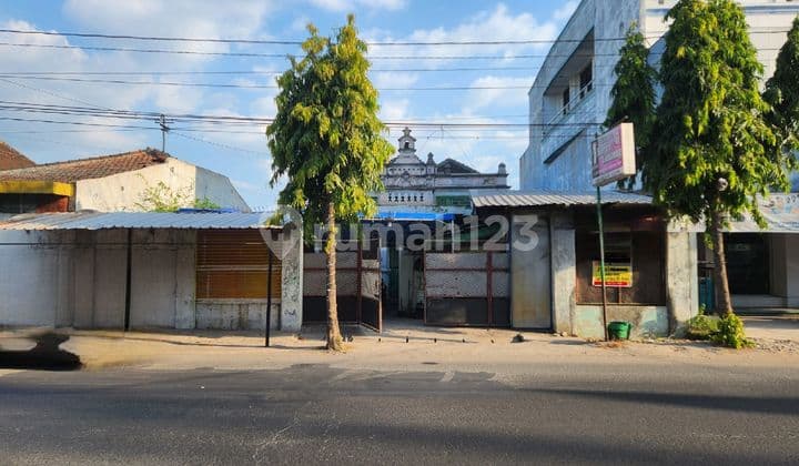 Rumah Bangunan Lama Butuh Renovasi di RE Martadinata cocok untuk segala usaha