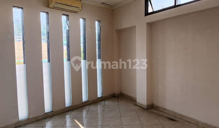 Ruang Usaha strategis di Dekat jl Pahlawan luas 70 m2 HGB Butuh Renovasi