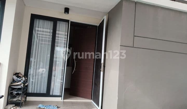 Rumah Bagus Sudah Renovasi 2.5 Lantai Ada Rooftop SHM di Graha Padma