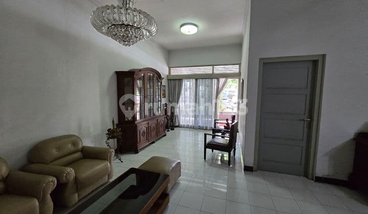 Rumah Bangunan Lama 3 Lantai Shm Hadap Selatan Dan Barat Di Jl Kelud