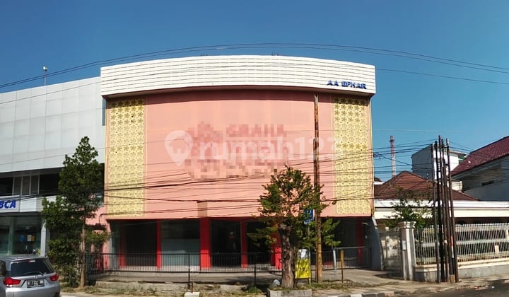 Gedung 3 Lantai Siap Pakai Tengah Kota