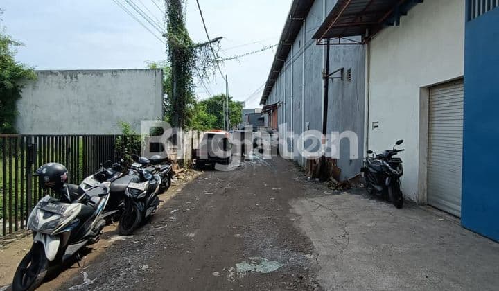 GUDANG 3 UNIT GANDENG DI KEDINDING TINGGI 9 METER, 2 LANTAI
