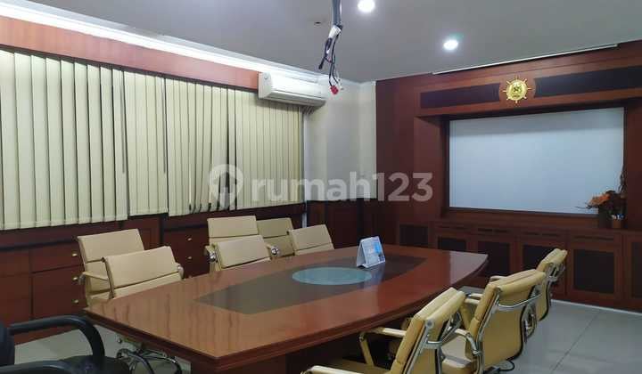 Disewakan Gedung Di Jalan Kramat Raya - Lokasi Strategis