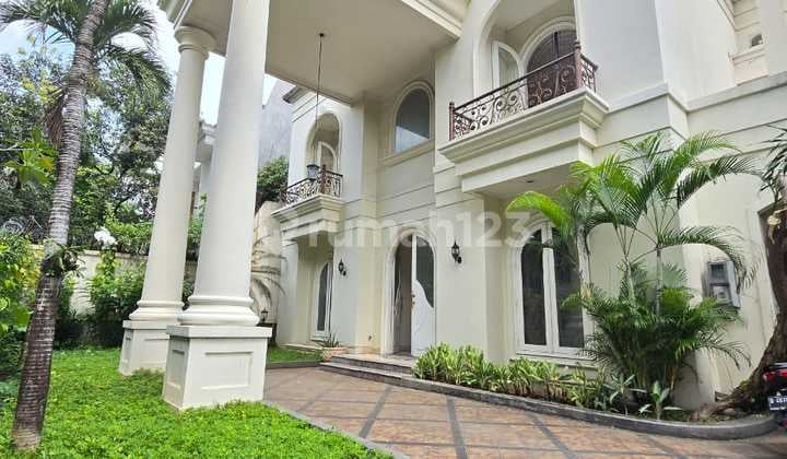 Rumah Mewah Super Luas dengan Kolam Renang Pribadi