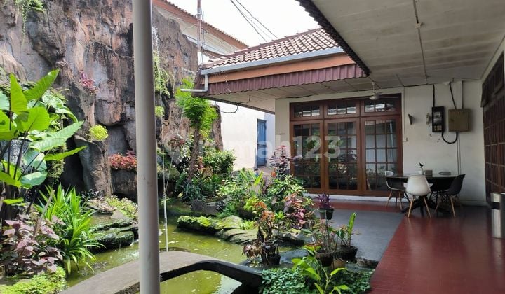 Rumah tua asri dan nyaman area cempaka putih