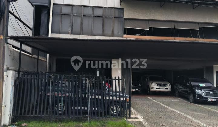 Ruko Strategis Radio Dalam Disewa - Luas 3 Lantai, Parkir Nyaman