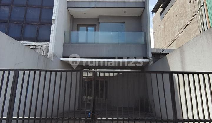 Ruko Strategis 4,5 Lantai Di Pusat Bisnis Kebayoran Lama