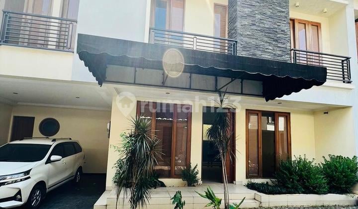 Rumah 3 Lantai Pool Siap Huni Lokasi Premium