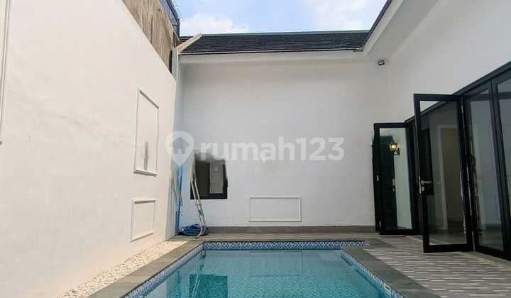 Rumah Modern Siap Huni dengan Kolam Renang di Villa Bintaro