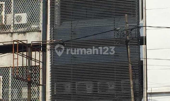 Ruko Hasyim Ashari Hadap Jalan Besar