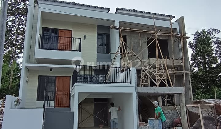 Rumah Dua Lantai 200 Meter Jalan Raya Banyumanik