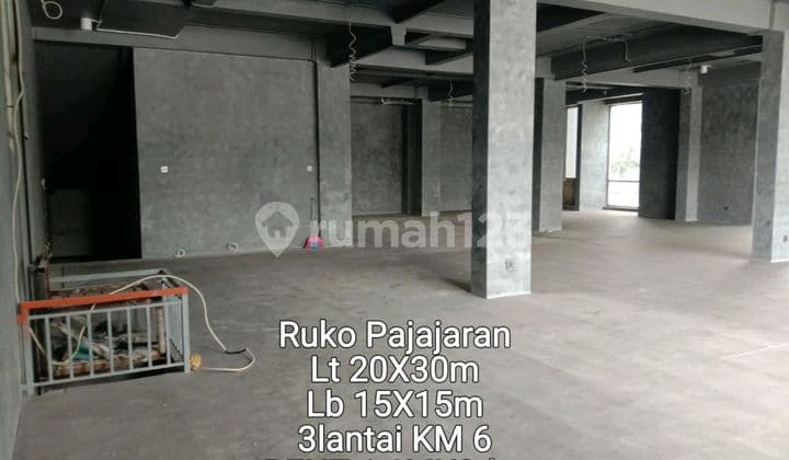 Gedung Besar di Pusat Kota Bandung