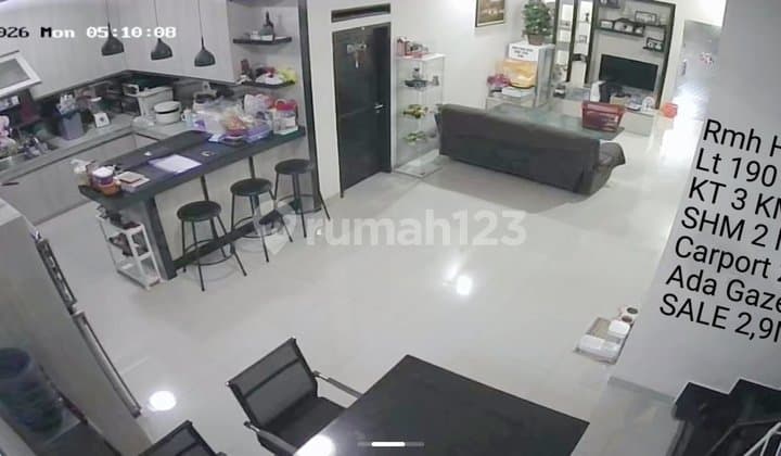 Rumah Taman Holis Apik dan Mewah