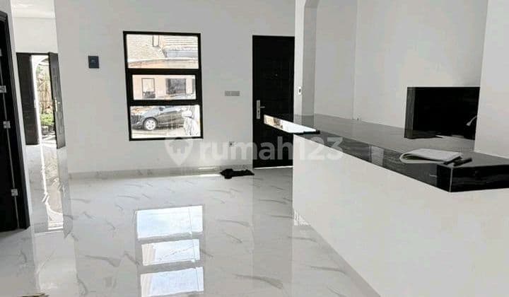 Rumah Modern di Komplek Setiabudi Regency