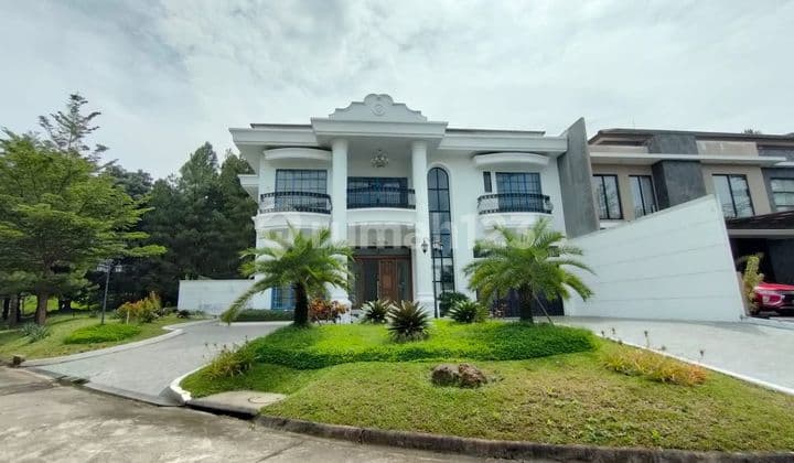 For sale: Sentul City cluster house with front yard, back hook, green area, swimming pool.