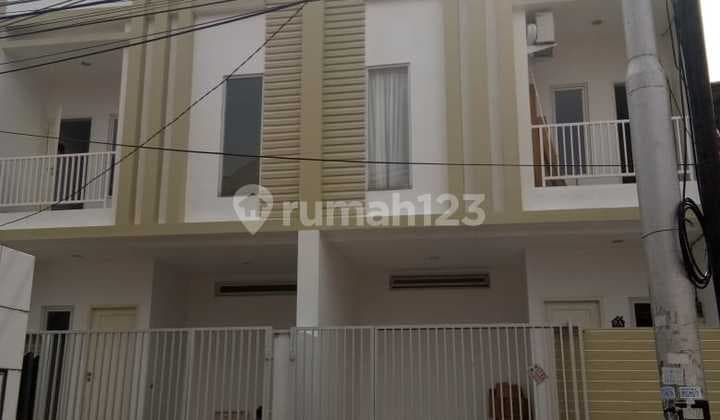 Rumah 3 lantai di Tanjung Duren Jakarta Barat