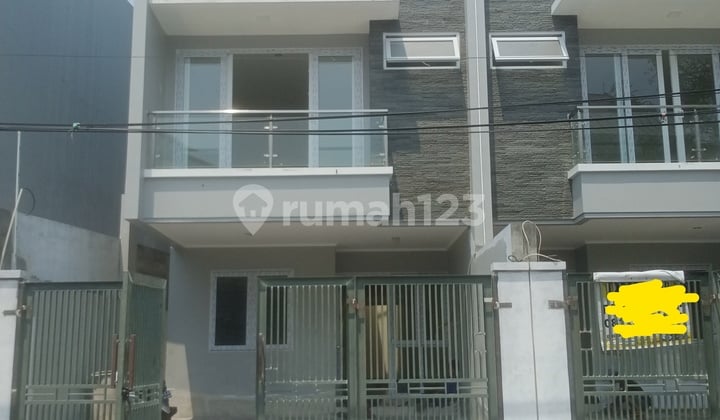 RUMAH 2,5 LANTAI DI MANGGA JAKARTA BARAT