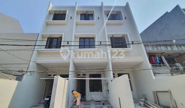 RUMAH 3 LANTAI DI TAMAN RATU JAKARTA BARAT
