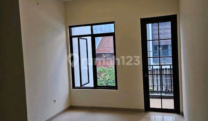 Rumah Baru 3,5 Lantai Taman Ratu Jakarta Barat