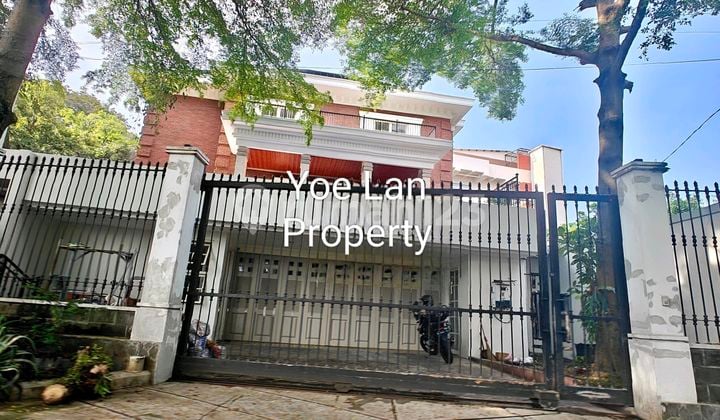 Prime Luxury Gajahmungkur House, Excellent Condition, Move-In Ready. Elite Upper Semarang Area.
