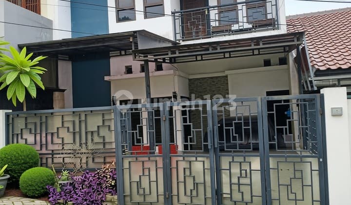 Cheap Second-Hand House in Kukusan Beji Depok, Ready to Occupy, 2 Floors in a Housing Complex.