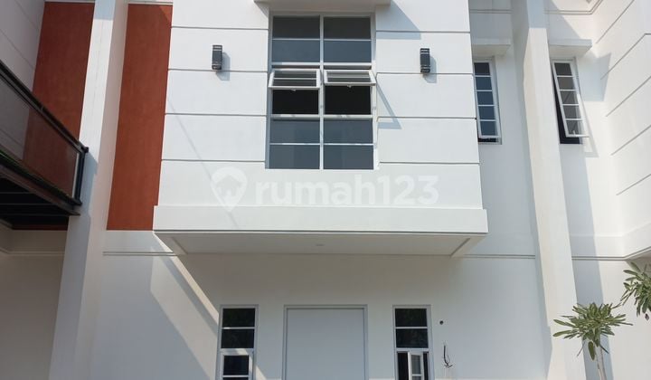 Rumah 2 Lantai 3 Kamar Tidur 3 Kamar Dekat Tol LRT Cibubur