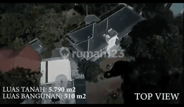 Rare find! A classic old house in the Dago wing.