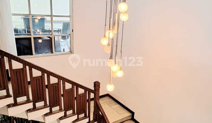 RUMAH TERAWAT DI AREA EKSKLUSIF PONDOK INDAH, DEKAT SCBD DAN TB. SIMATUPANG
