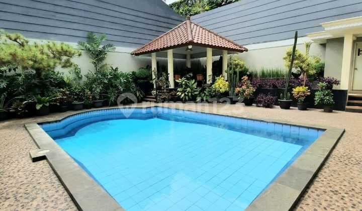 RUMAH MEWAH DIATAS TANAH YANG LUAS DI PONDOK INDAH