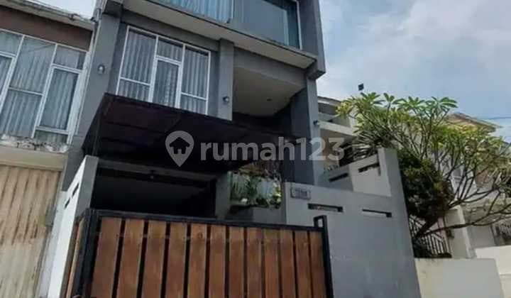 RUMAH 3 LANTAI SIAP HUNI SEMI FURNISHED MODERN MINIMALIS LOKASI DI GLAND RESIDENCE PADALARANG