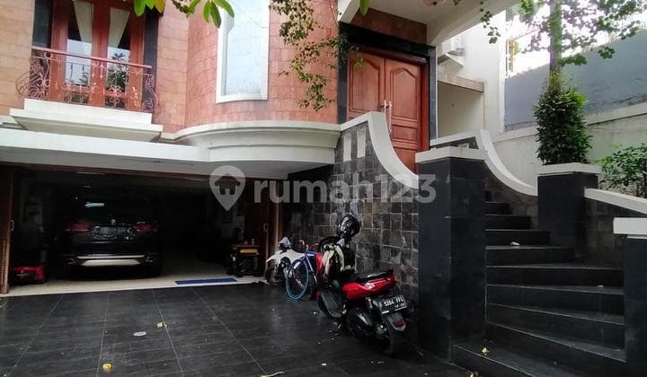 Rumah 2 Lantai Bagus Semi Furnished SHM di Kemang