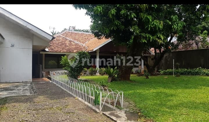 Rumah Tua Asri Butuh Renovasi Bebas Banjir Lingkungan Aman Nyaman