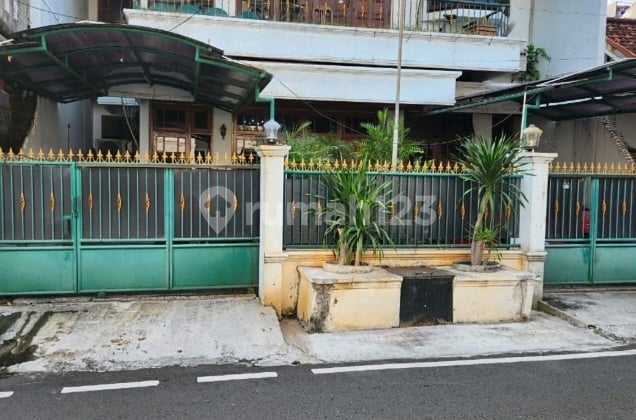 Old House Ready to Live In Flood-Free Two-Car Road Safe Environment Near GBK and Parliament Building.