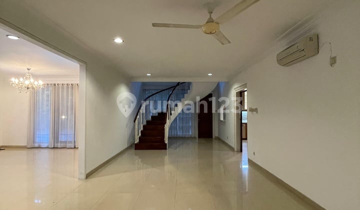 Rumah Siap Huni Bebas Banjir Lux Ada Kolam.renang Halaman Luas Lingkungan Aman Nyaman