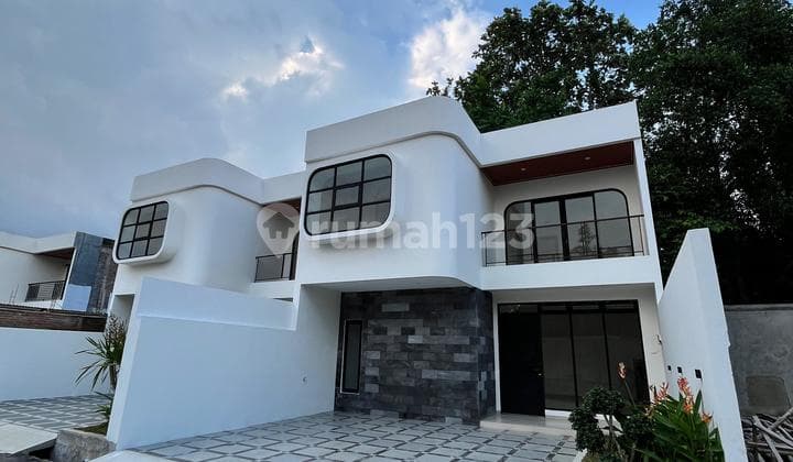 Luxury Modern Ready-to-Occupy & Ready-to-Build Home in Maguwoharjo, Sleman