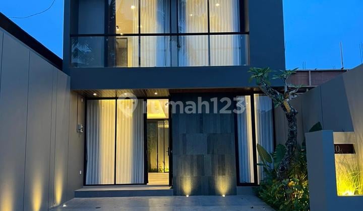 Luxury Ready-to-Occupy House with Contemporary Design, Fully Furnished on Jakal KM 10.5, Ngaglik Sleman (10 Minutes from UII Jakal)