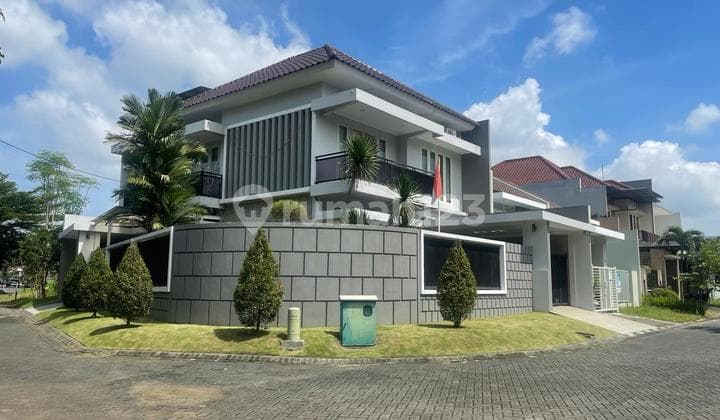Rumah Mewah Plus Furnish Luas 269m2 Kawasan Araya Blimbing