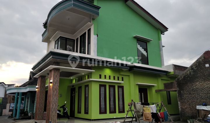 Rumah kampung serasa vila 3 lantai + kolam renang area tasikmadu