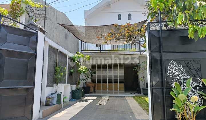 Rumah vila modern minimalis 2 lantai siap huni Karanglo singosari