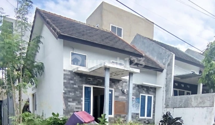 Hook house for sale in Villa Bukit Sengkaling area.