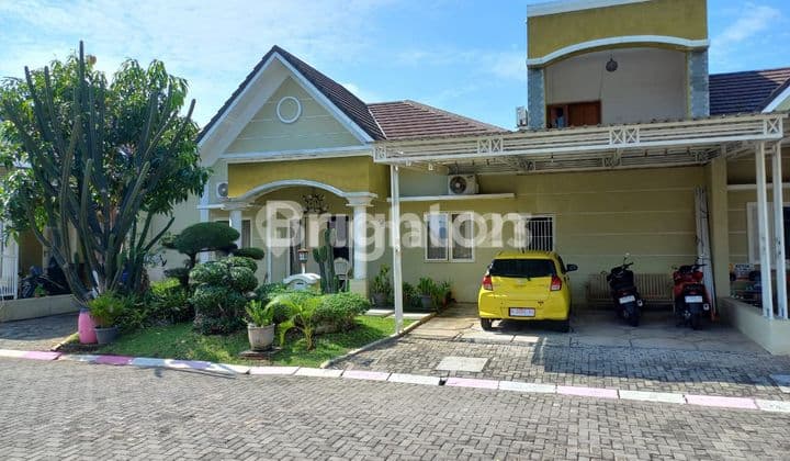 RUMAH BAGUS SATU SETENGAH LANTAI - DI CLUSTER