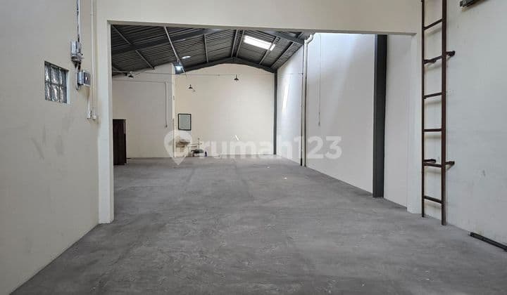 Warehouse for Rent in Sumur Bor Cengkareng, 180m2, Price: 130 Million/Year