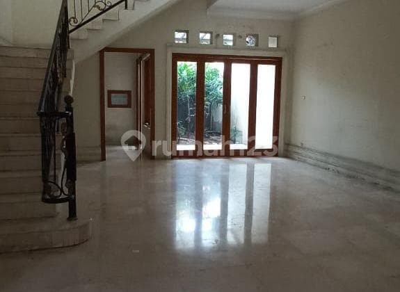 Disewakan Rumah di Wijaya Melawai Jaksel, Lt.291m2, Ada 13 Kt, Harga : 300 Juta/Tahun Nego