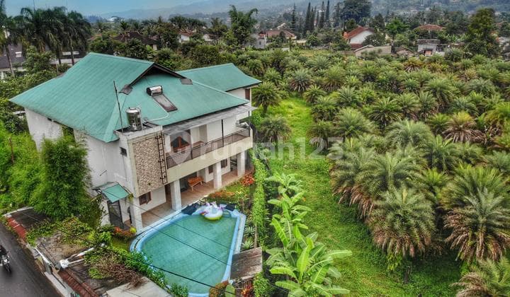 Villa for Sale in Cisarua, Puncak, Fully Furnished, Land Area 1600M, Includes Pool, Price 4.5 M