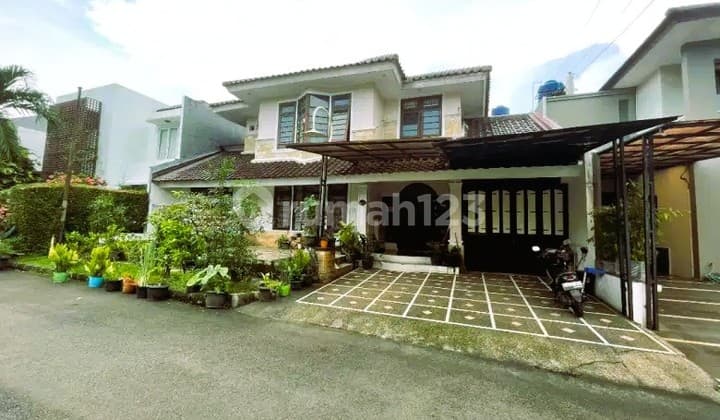 Ready-to-occupy house in Bintaro Jaya Sector 8 complex, near Lottemart.