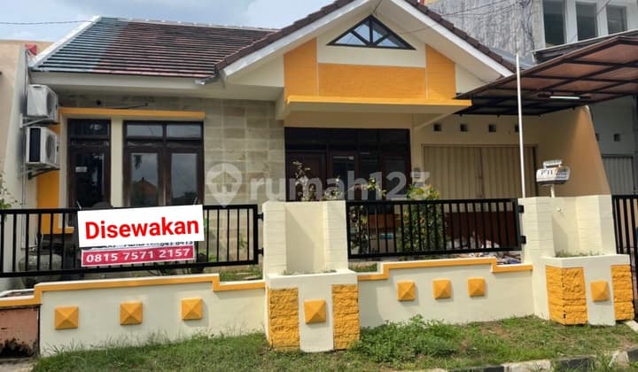 Ready-to-occupy house in Srondol Bumi Indah, near the Police Academy, safe and green environment, close to Undip campus, fully furnished.