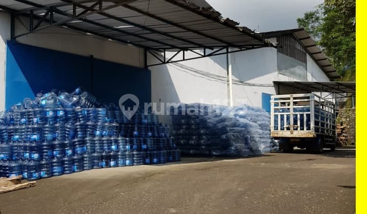 Pabrik AMDK masih aktif ,dg 2 sumber air melimpah dari gunung salak,beserta seluruh asset dan managementnya ,SHM ,IMB lokasi dekat Tol BOCIM ,akses truk dobel ban ,fuso ,merk sendiri.Patner maclon dg merk ternama,perijinan lengkap ,mesin handal,parkir lua