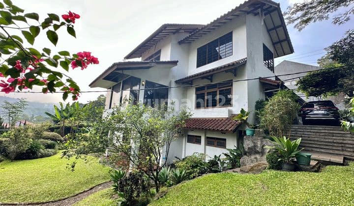 Rumah 3 Lantai Bagus dan Luas Furnished Daerah Dago 06.24